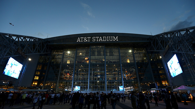 Hundreds gather in solidarity with Kaepernick ahead of Cowboys-Eagles game