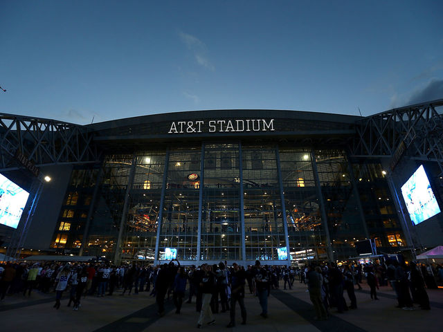 Hundreds gather in solidarity with Kaepernick ahead of Cowboys-Eagles game
