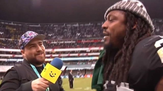 Watch: Reporter gifts Mexican national team jersey to Lynch after Brady snub