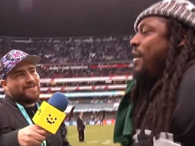 Watch: Reporter gifts Mexican national team jersey to Lynch after Brady snub