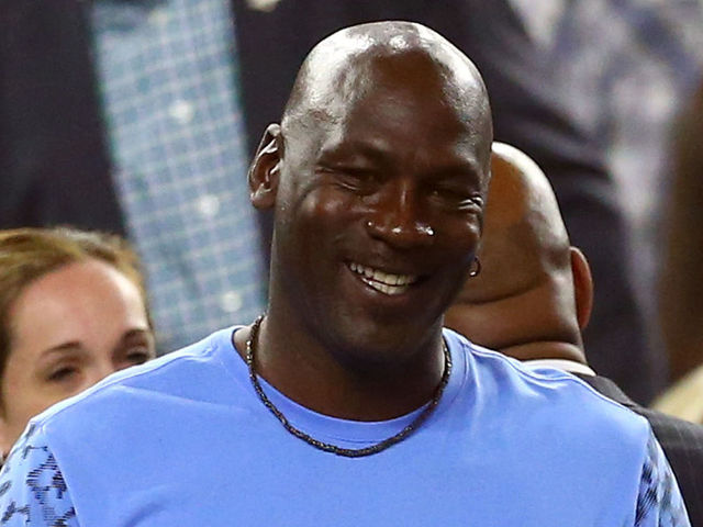 Michael Jordan replaces family's stolen jersey