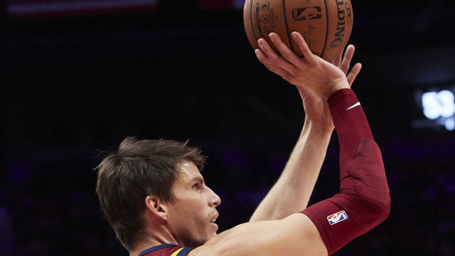 Korver becomes 5th NBA player with 2,100 treys