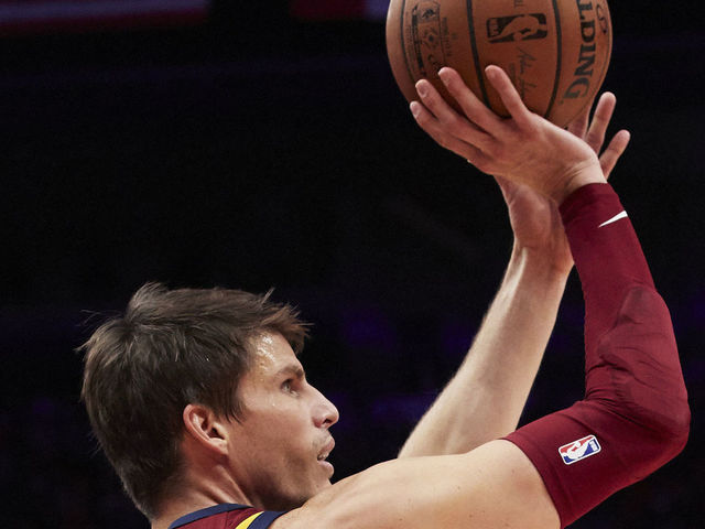 Korver becomes 5th NBA player with 2,100 treys