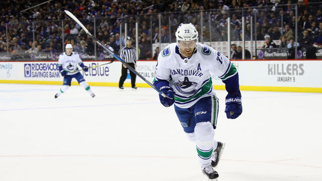 Daniel Sedin scores to hit 1,000th point of career