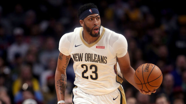 Anthony Davis helped off floor after suffering groin injury