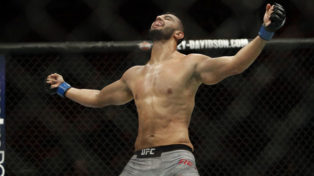 Reyes stays undefeated with 1st-round TKO of Weidman