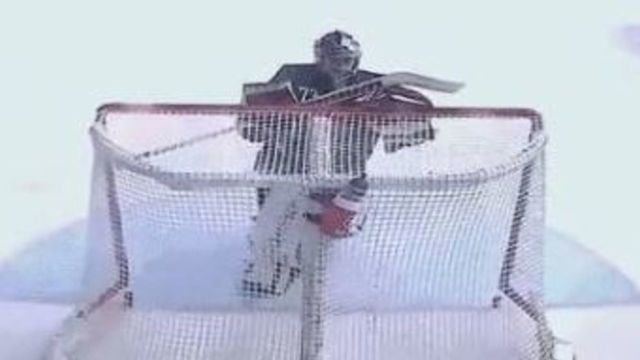 Watch: Goalie pushes net off pegs during breakaway ... again