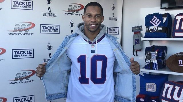 Victor Cruz rocks No. 10 jersey in support of Manning