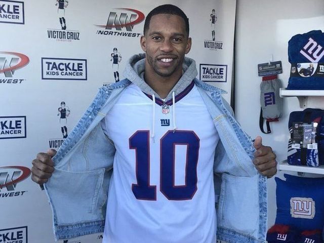 Victor Cruz rocks No. 10 jersey in support of Manning