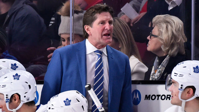 Watch: Babcock mockingly claps for officials after faceoff loss leads to goal