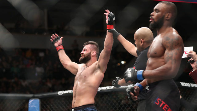 Marquez takes dog fight with Stewart by 2nd-round submission in UFC debut