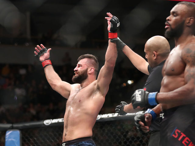 Marquez takes dog fight with Stewart by 2nd-round submission in UFC debut