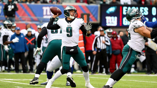 Foles holds fort with 4-TD effort in Eagles' 1st game sans Wentz