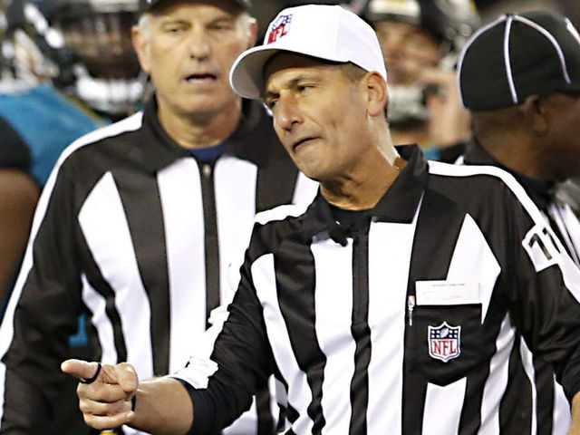 Ref explains use of index card to measure 1st down