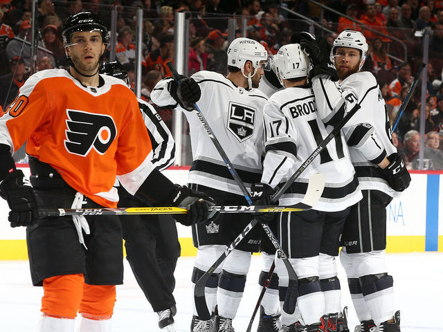 Kings snap Flyers' 6-game win streak, claim top spot in Pacific
