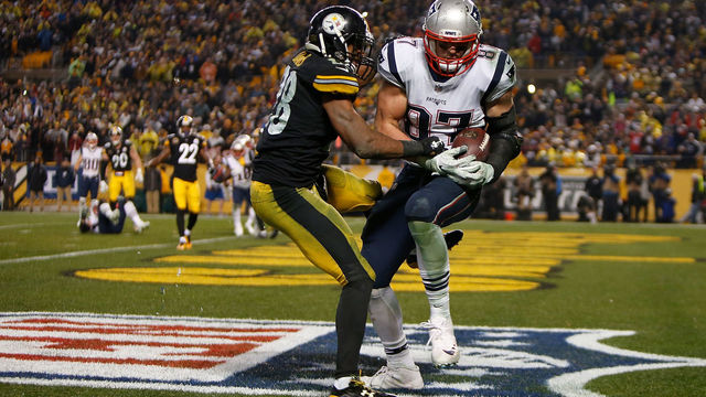 PITTSBURGH, PA - DECEMBER 17: Rob Gronkowski #87 of the New England Patriots catches a pass in front of Sean Davis #28 of the Pittsburgh Steelers for a two point conversion in the fourth quarter during the game at Heinz Field on December 17, 2017 in Pittsburgh, Pennsylvania. (Photo by Justin K. Aller/Getty Images)