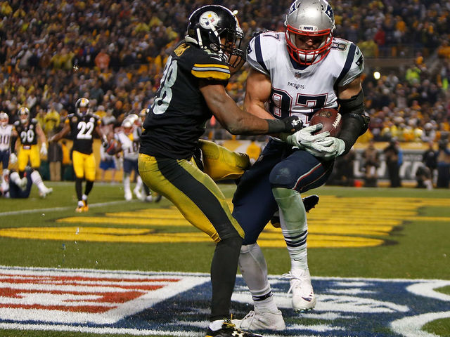 PITTSBURGH, PA - DECEMBER 17: Rob Gronkowski #87 of the New England Patriots catches a pass in front of Sean Davis #28 of the Pittsburgh Steelers for a two point conversion in the fourth quarter during the game at Heinz Field on December 17, 2017 in Pittsburgh, Pennsylvania. (Photo by Justin K. Aller/Getty Images)
