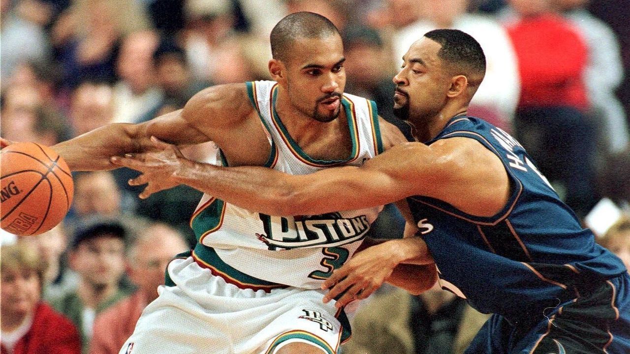 AUBURN HILLS, UNITED STATES: Detroit Piston Grant Hill (L) tries to go around Washington Wizard Juwan Howard during the first quarter of their game in Auburn Hills, Michigan, 21 December, 1999. AFP Photo/Jeff KOWALSKY (Photo credit should read JEFF KOWALSKY/AFP/Getty Images)