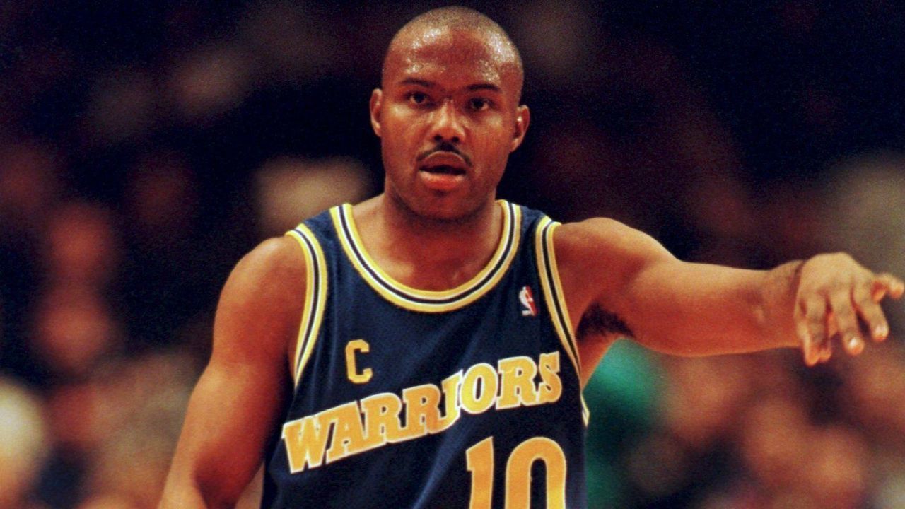 31 Jan 1995: Forward Tim Hardaway of the Golden State Warriors makes a point during their game against the New York Knicks at Madison Square Gardens in New York, New York.