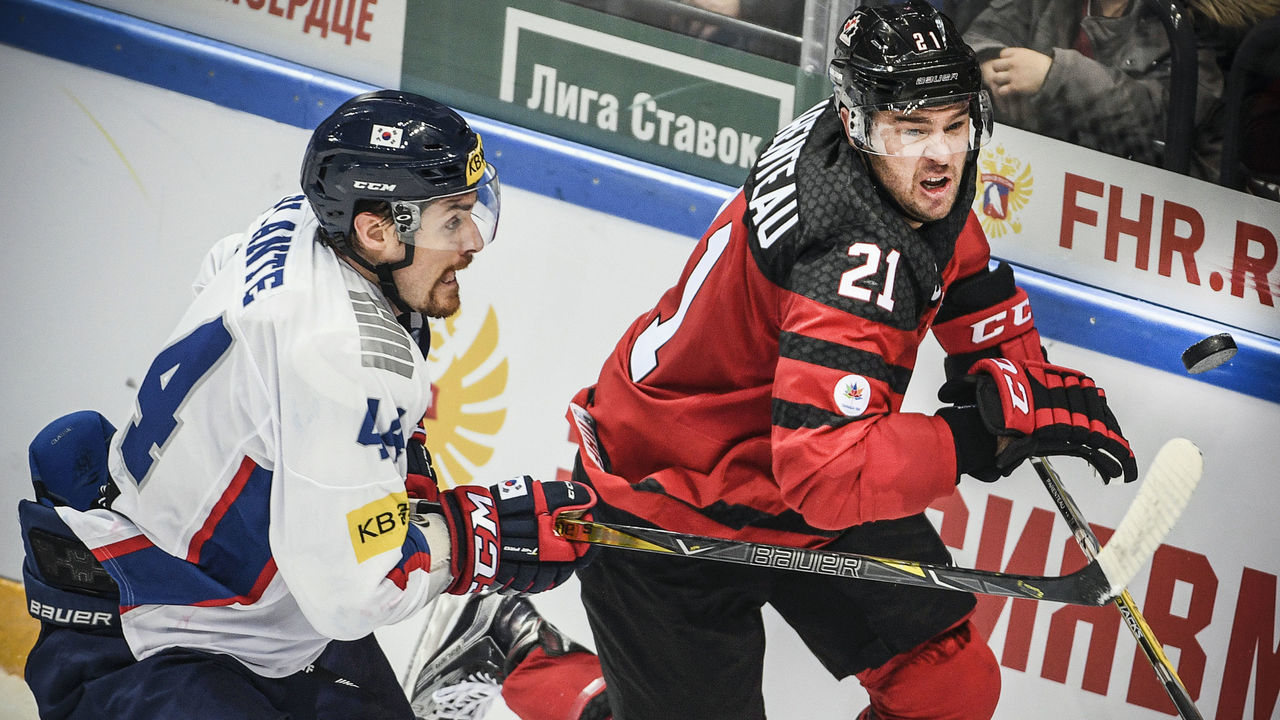 South Korea's defender Matthew Alexander Plante (L) vies with Canada's forward Pierre-Alexandre Parenteau during the Channel One Cup of the Euro Hockey Tour ice hockey match between Canada and South Korea in Moscow on December 13, 2017. / AFP PHOTO / Alexander NEMENOV (Photo credit should read ALEXANDER NEMENOV/AFP/Getty Images)