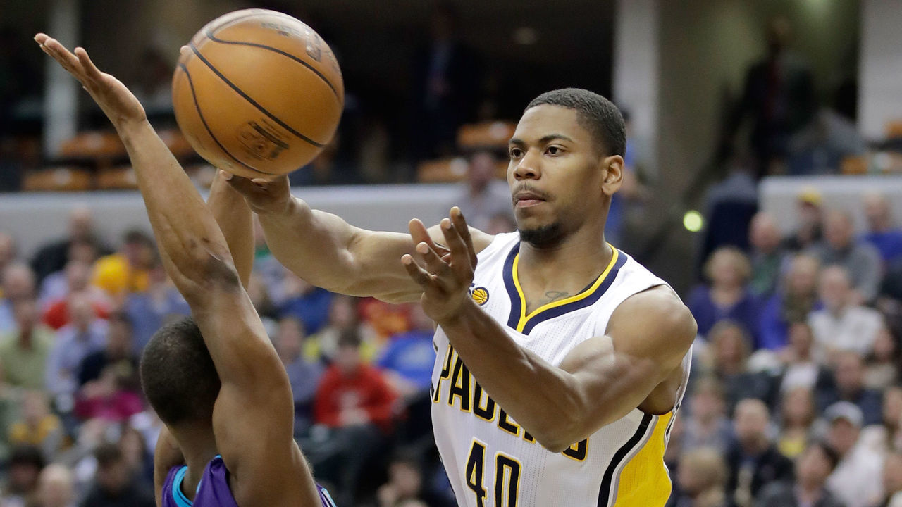 INDIANAPOLIS, IN - MARCH 15: Glenn Robinson III #40 of the Indiana Pacers passes the ball during the game against the Charlotte Hornets at Bankers Life Fieldhouse on March 15, 2017 in Indianapolis, Indiana. NOTE TO USER: User expressly acknowledges and agrees that, by downloading and or using this photograph, User is consenting to the terms and conditions of the Getty Images License Agreement (Photo by Andy Lyons/Getty Images)