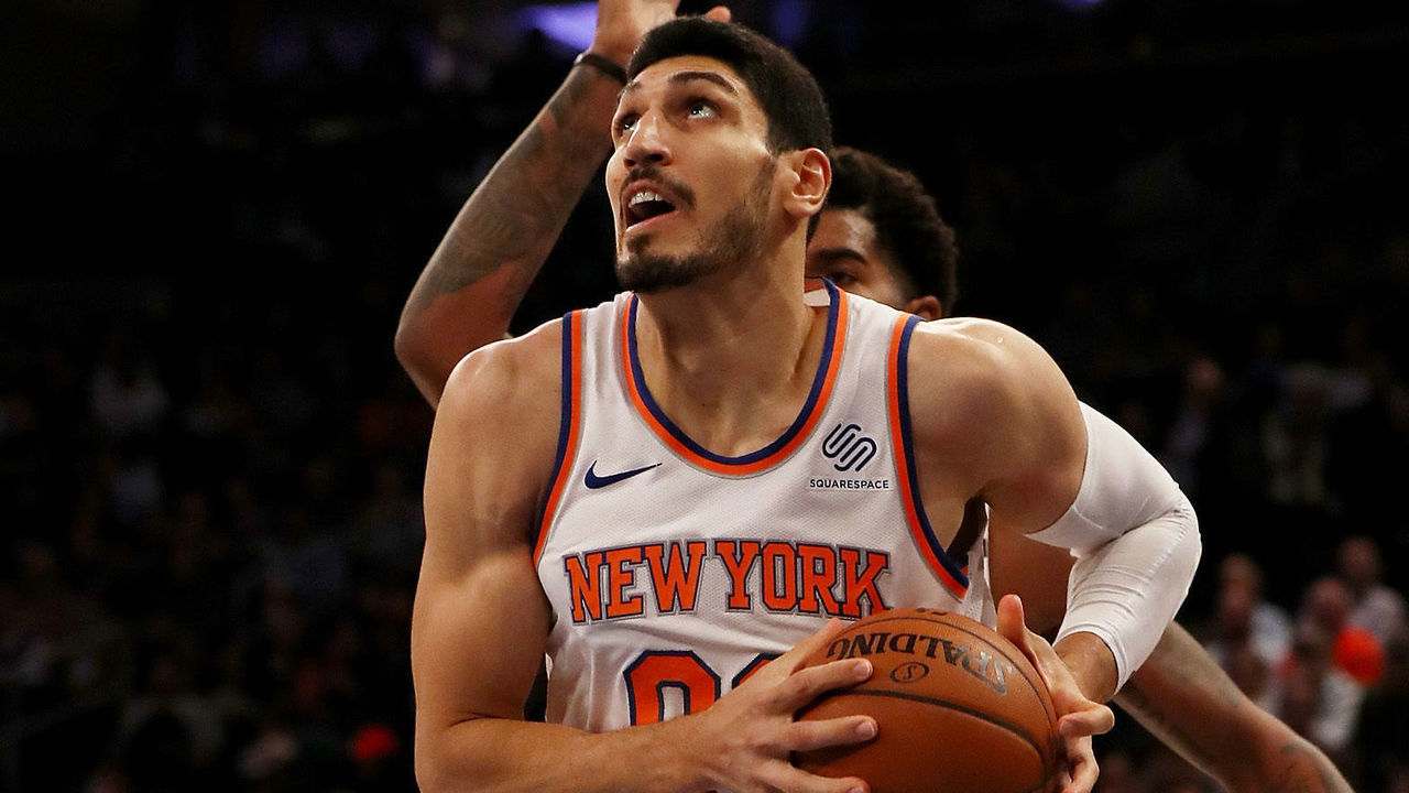 NEW YORK, NY - NOVEMBER 03: Enes Kanter #00 of the New York Knicks heads for the net as Marquese Chriss #0 of the Phoenix Suns defends at Madison Square Garden on November 3, 2017 in New York City.