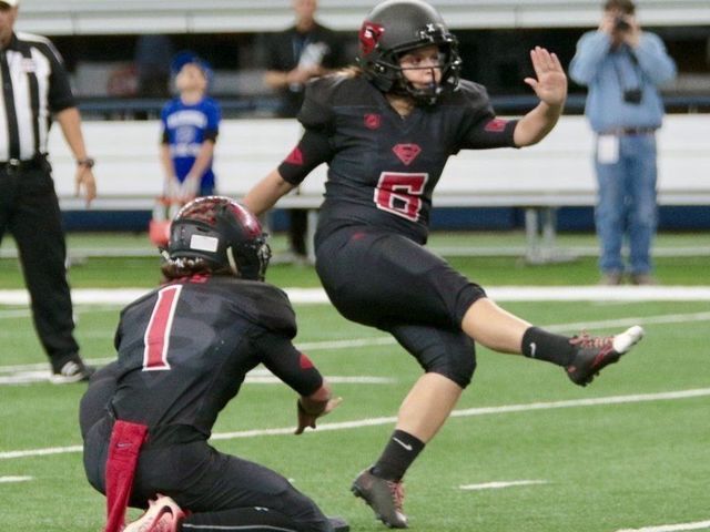 Watch: Kicker becomes 1st female to score points in Texas | theScore