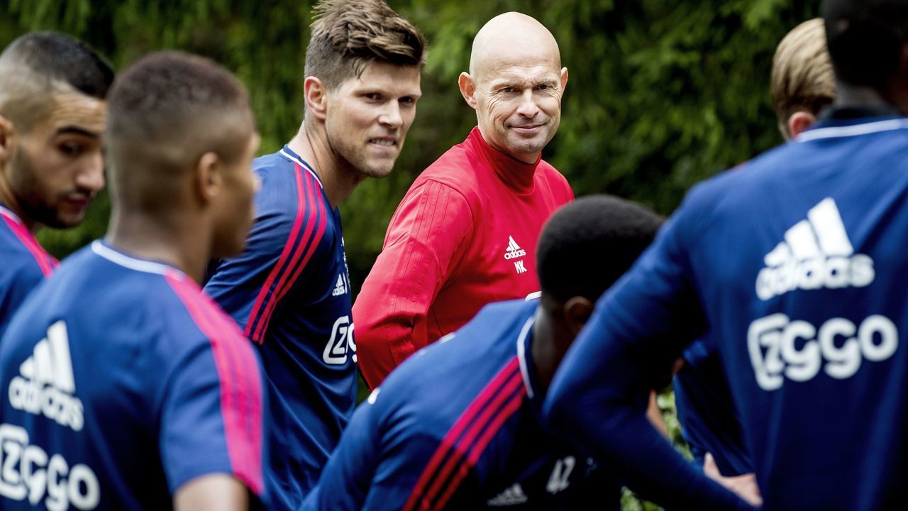 Ajax Amsterdam football coach Marcel Keizer (C) looks towards his players during the first training session of the season at the Amsterdamse Bos in Amsterdam on June 30, 2017. / AFP PHOTO / ANP / Koen van Weel / Netherlands OUT