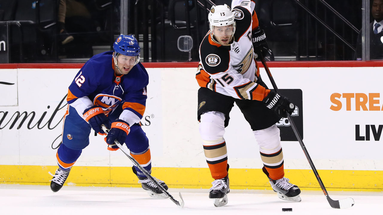 NEW YORK, NEW YORK - DECEMBER 21: Ryan Getzlaf #15 of the Anaheim Ducks skates against against Josh Bailey #12 of the against the New York Islanders sduring their game at Barclays Center on December 21, 2017 in New York City.
