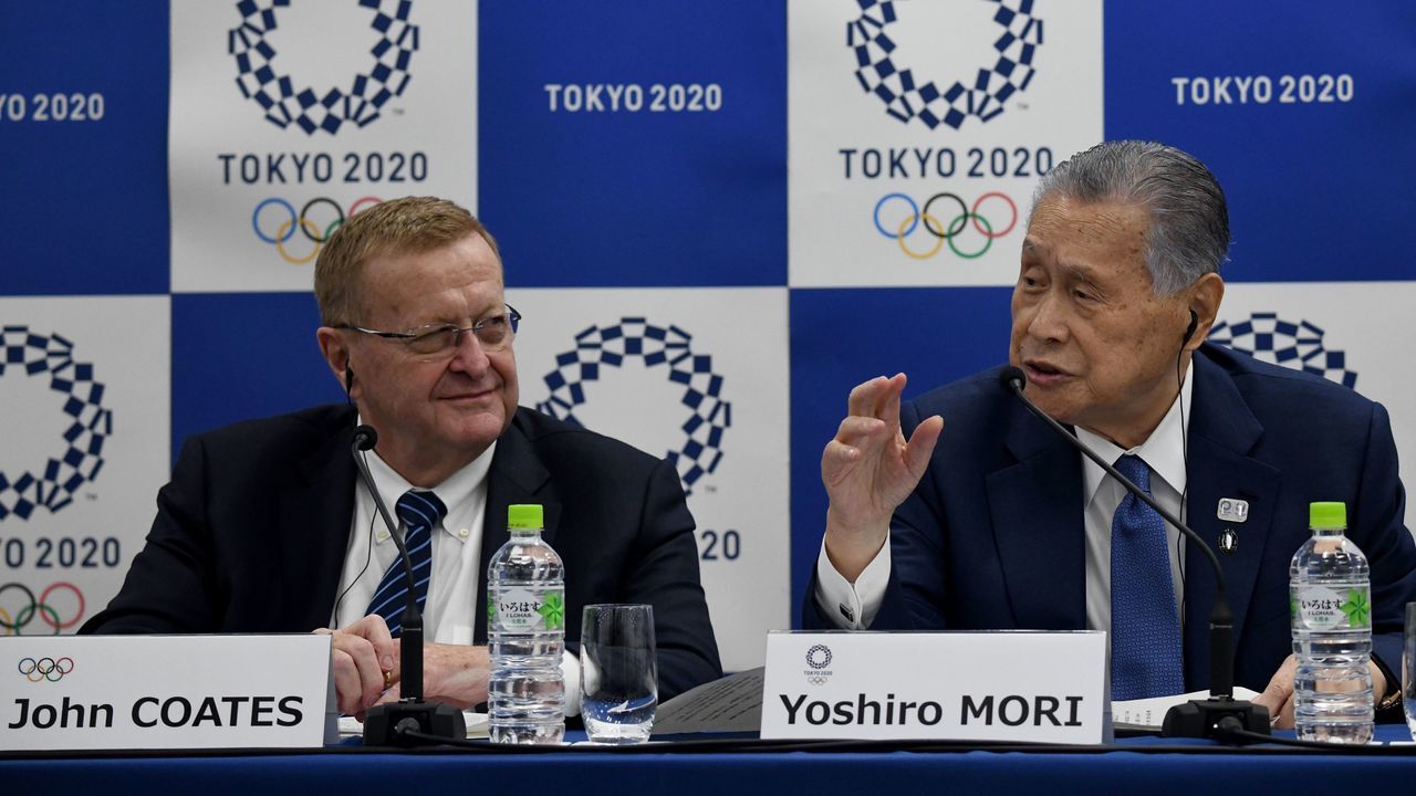 Chairman of the Coordination Commission for the Games of the XXXII Olympiad - Tokyo 2020 John Coates (R) listens to Tokyo 2020 President Yoshiro Mori (R) during the joint press conference of fifth IOC Coordinationa Commission for the Olympic Games Tokyo 2020 in Tokyo on December 13, 2017. / AFP PHOTO / Toshifumi KITAMURA