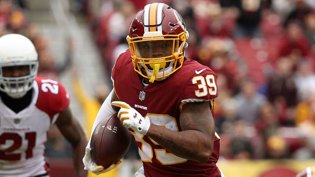 LANDOVER, MD - DECEMBER 17: Running Back Kapri Bibbs #39 of the Washington Redskins rushes for a touchdown in the second quarter against the Arizona Cardinals at FedEx Field on December 17, 2017 in Landover, Maryland.
