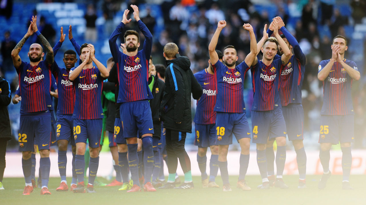 MADRID, SPAIN - DECEMBER 23: Barcelona players show fans their appreciation after the La Liga match between Real Madrid and Barcelona at Estadio Santiago Bernabeu on December 23, 2017 in Madrid, Spain.