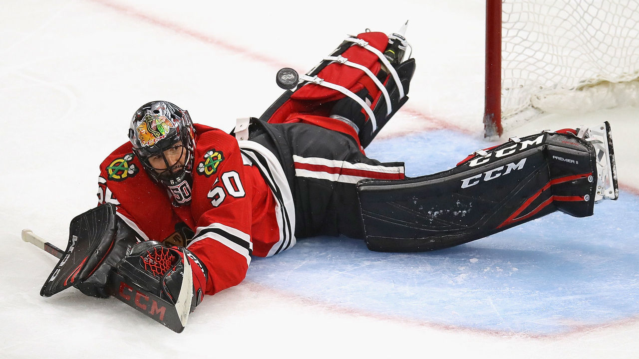 CHICAGO, IL - NOVEMBER 01: Corey Crawford #50 of the Chicago Blackhawks sprawls to make a save against the Philadelphia Flyers at the United Center on November 1, 2017 in Chicago, Illinois. The Blackhawks defeated the Flyers 3-0.