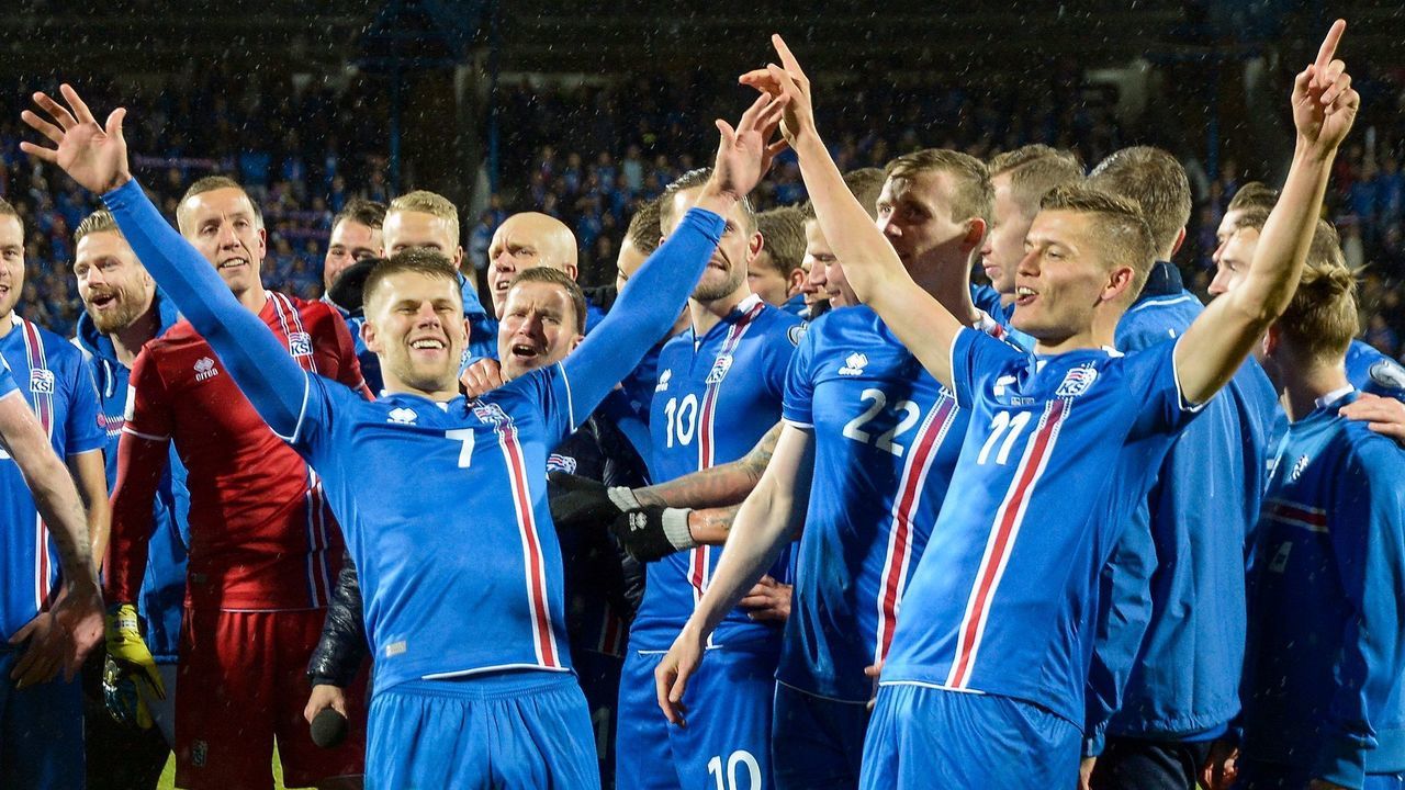 TOPSHOT - Iceland's players including Iceland's forward Johann Berg Gudmundsson (L) and Iceland's forward Alfred Finnbogason celebrate after the FIFA World Cup 2018 qualification football match between Iceland and Kosovo in Reykjavik, Iceland on October 9, 2017. Iceland qualified for the FIFA World Cup 2018 as smallest country ever after beating Kosovo 2-0 at home in Reykjavik. / AFP PHOTO / Haraldur Gudjonsson / ALTERNATIVE CROP