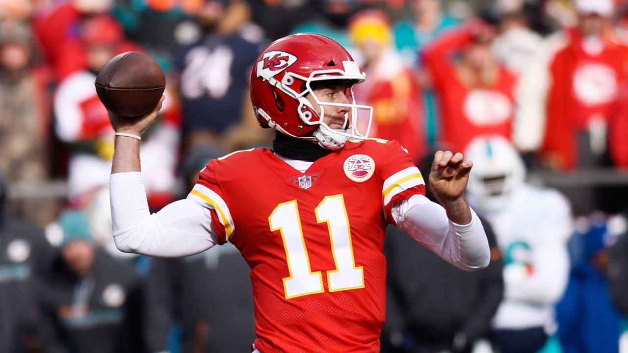 KANSAS CITY, MO - DECEMBER 24: Quarterback Alex Smith #11 of the Kansas City Chiefs throws a pass during the first quarter of the game against the Miami Dolphins at Arrowhead Stadium on December 24, 2017 in Kansas City, Missouri. ( Photo by Jason Hanna/Getty Images )