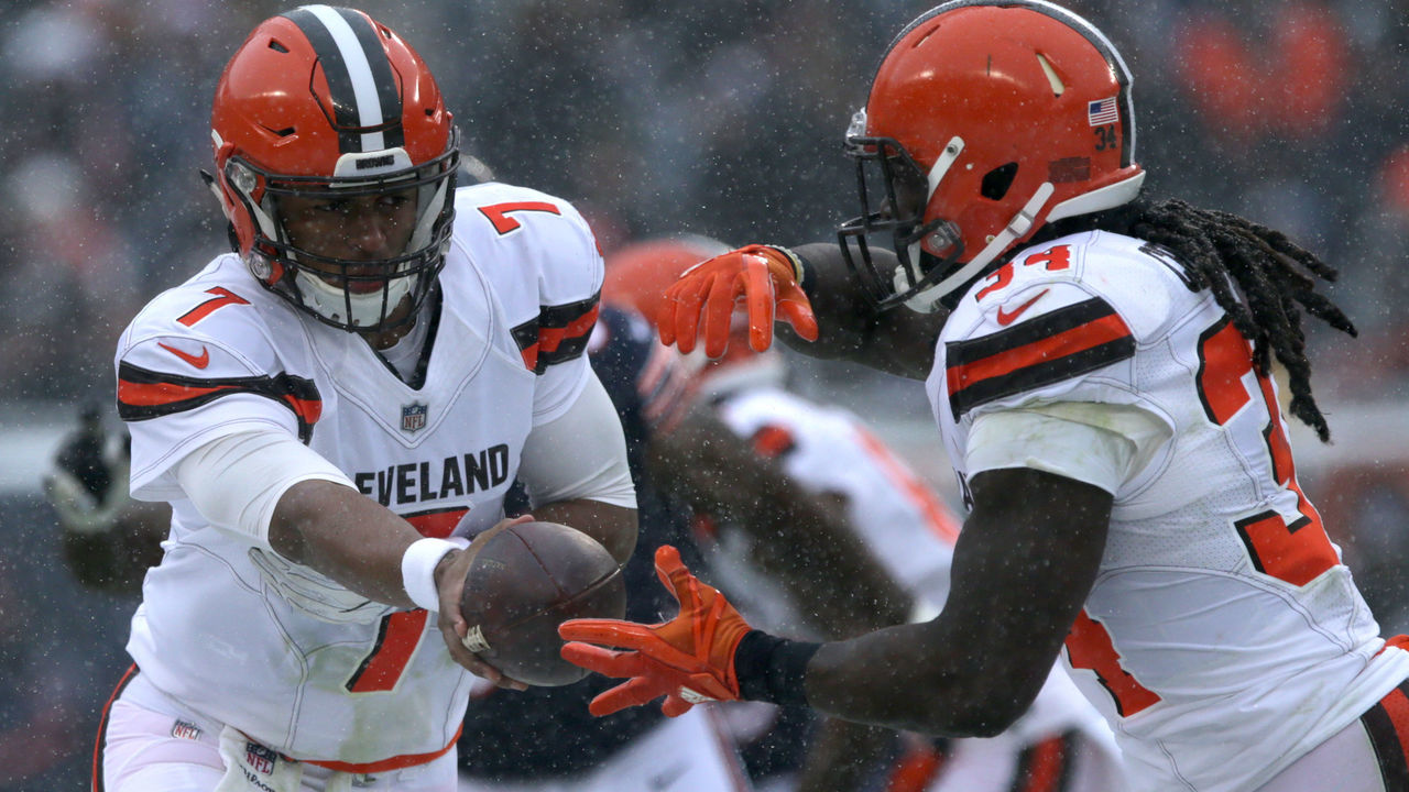 CHICAGO, IL - DECEMBER 24: Quarterback DeShone Kizer #7 of the Cleveland Browns hands the football off to Isaiah Crowell #34 in the second quarter at Soldier Field on December 24, 2017 in Chicago, Illinois.