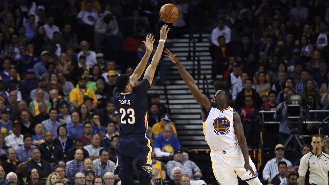 OAKLAND, CA - NOVEMBER 07: Anthony Davis #23 of the New Orleans Pelicans shoots over Draymond Green #23 of the Golden State Warriors at ORACLE Arena on November 7, 2016 in Oakland, California.