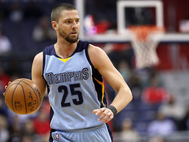 WASHINGTON, DC - JANUARY 18: Chandler Parsons #25 of the Memphis Grizzlies dribbles the ball against the Washington Wizards at Verizon Center on January 18, 2017 in Washington, DC.