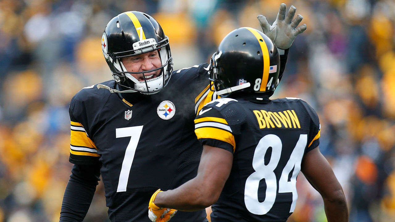 PITTSBURGH, PA - JANUARY 08: Ben Roethlisberger #7 of the Pittsburgh Steelers celebrates a touchdown with Antonio Brown #84 in the first half during the Wild Card Playoff game against the Miami Dolphins at Heinz Field on January 8, 2017 in Pittsburgh, Pennsylvania.
