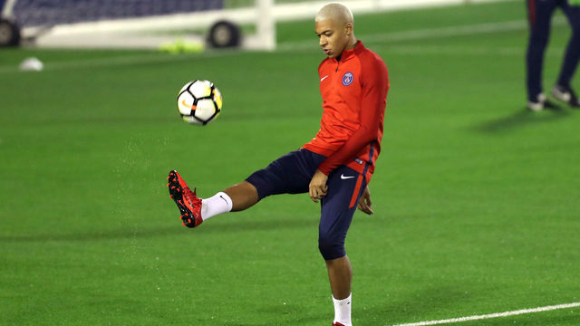Paris Saint-Germain's French forward Kylian Mbappe takes part in a winter training camp the Qatari capital Doha on December 21, 2017. / AFP PHOTO / KARIM JAAFAR