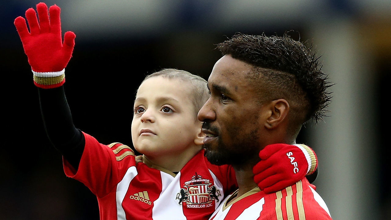 LIVERPOOL, ENGLAND - FEBRUARY 25: Sunderland mascot Bradley Lowery waves to the crowd as Jermain Defoe looks on ahead of the Premier League match between Everton and Sunderland at Goodison Park on February 25, 2017 in Liverpool, England.