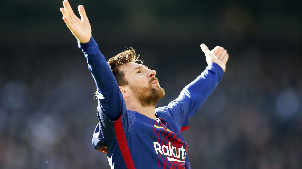 MADRID, SPAIN - DECEMBER 23: Lionel Messi of Barcelona celebrates after scoring his team's second goal during the La Liga match between Real Madrid and Barcelona at Estadio Santiago Bernabeu on December 23, 2017 in Madrid, Spain.