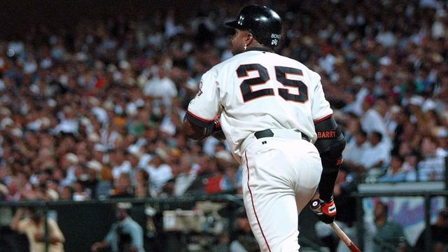 SAN FRANCISCO, UNITED STATES: San Francisco Giants slugger Barry Bonds sets off for first base after hitting his 522nd career home run off Arizona Diamondbacks Rob Ellis during the sixth inning, 30 May 2001, in San Francisco, California. Bonds surpassed Hall of Famers Willie McCovey of the San Francisco Giants and Ted Williams of the Boston Red Sox with a home run earlier in the night for 11th on the career home run list. AFP PHOTO/John G. MABANGLO