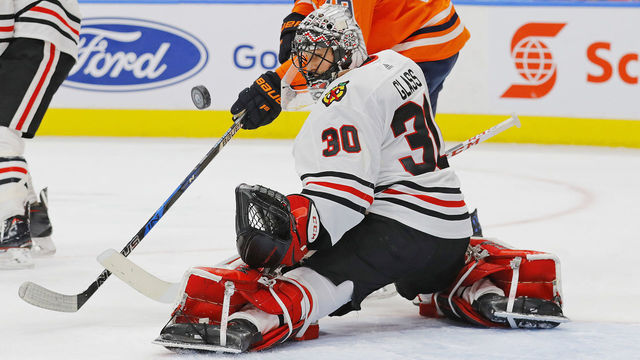Blackhawks' Jeff Glass earns 1st career win at age 32