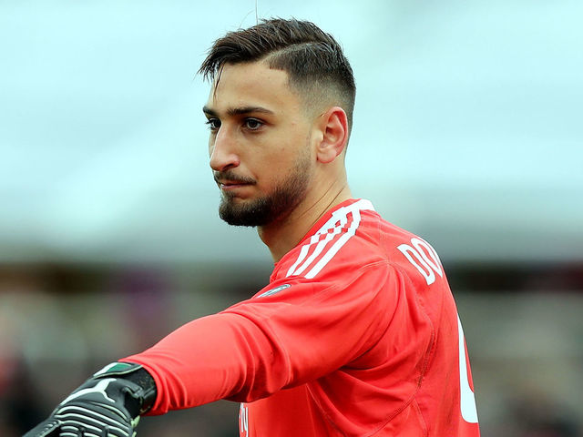 FLORENCE, ITALY - DECEMBER 30: Gianluigi Donnarumma of AS Milan in action during the serie A match between ACF Fiorentina and AC Milan at Stadio Artemio Franchi on December 30, 2017 in Florence, Italy.