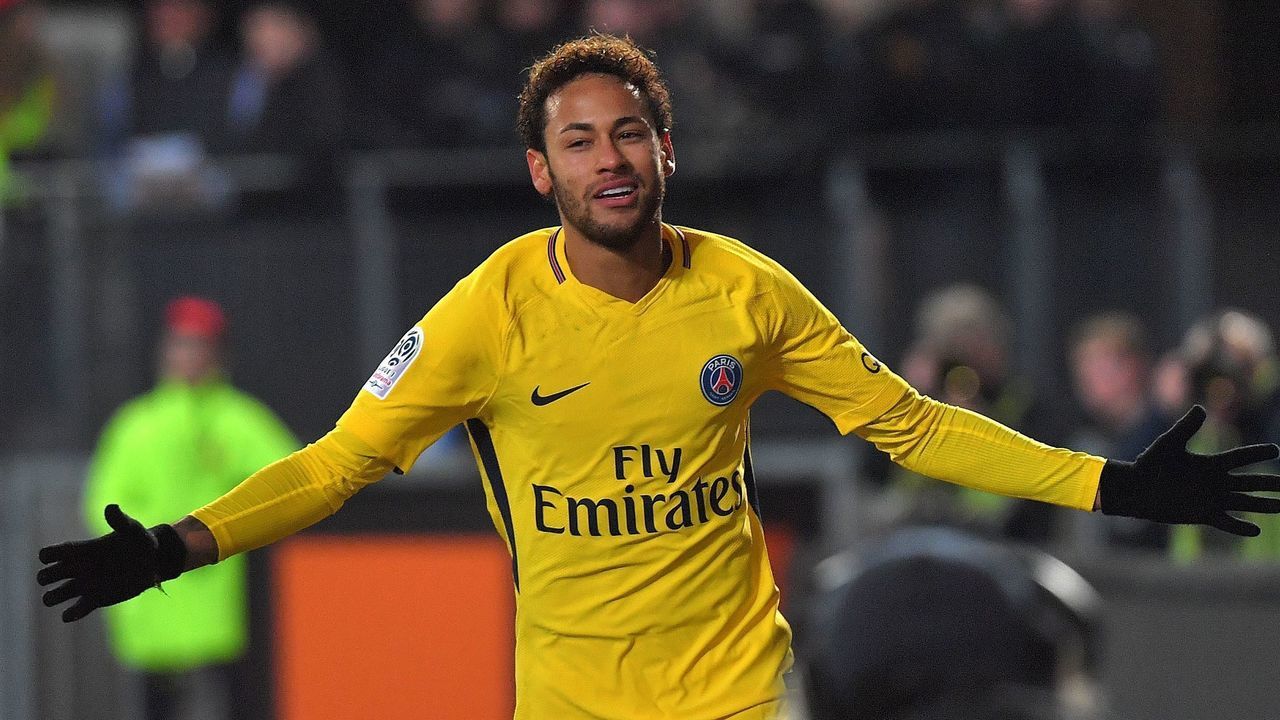 Paris Saint-Germain's Brazilian forward Neymar (R) celebrates after scoring during the French L1 football match between Rennes (Stade Rennais FC) and Paris Saint Germain (PSG), on December 16, 2017, at the Roazhon Park, in Rennes, northwestern France. / AFP PHOTO / LOIC VENANCE