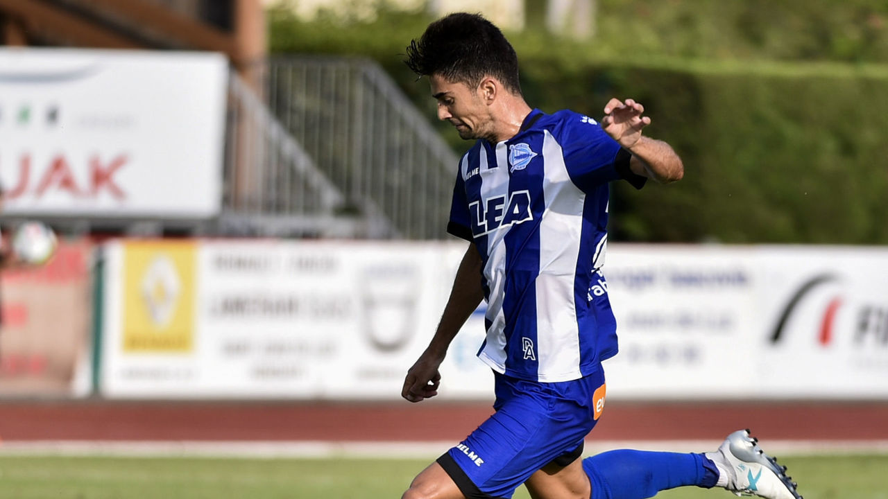 Alaves' French midfielder Enzo Zidane prepares to kick the ball during a friendly football match between Toulouse and Alaves in Saint-Jean-de-Luz, southwestern France, on July 19, 2017. / AFP PHOTO / Nicolas Mollo