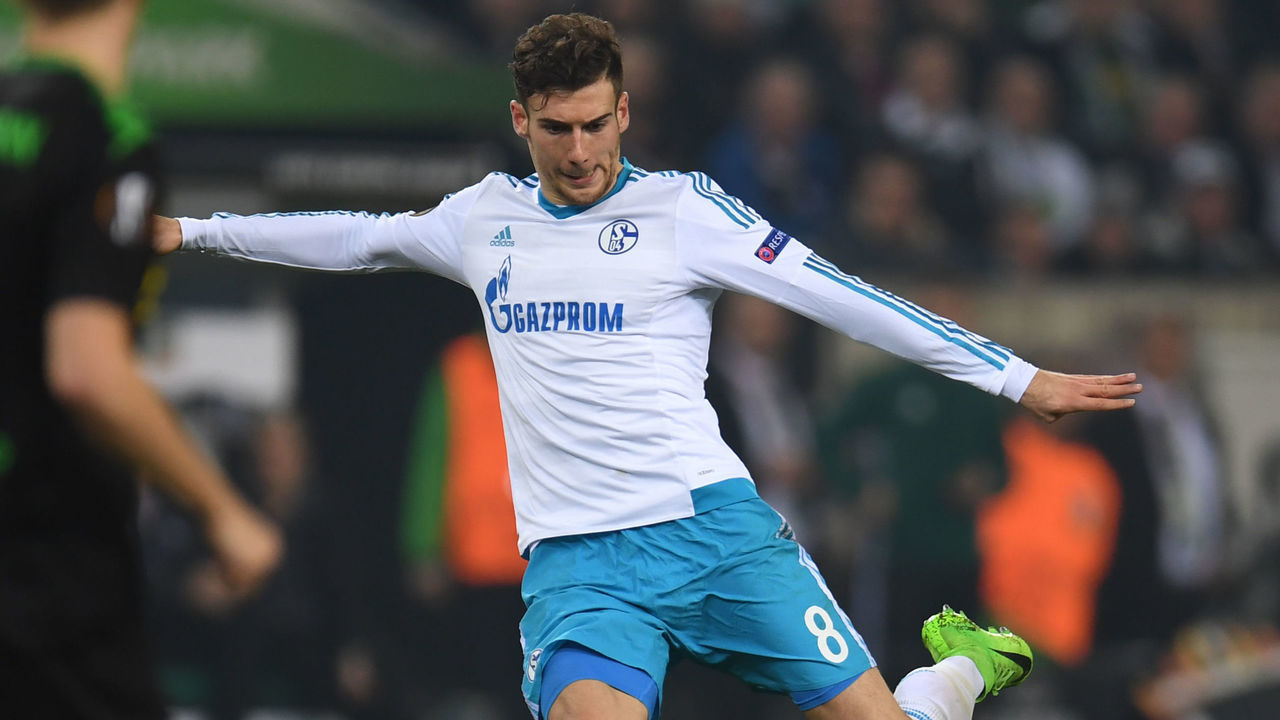 Schalke's midfielder Leon Goretzka scores during the UEFA Europa League Round of 16, 2nd leg football match Borussia Moenchengladbach v FC Schalke 04 in Moenchengladbach, western Germany on March 16, 2017. / AFP PHOTO / PATRIK STOLLARZ