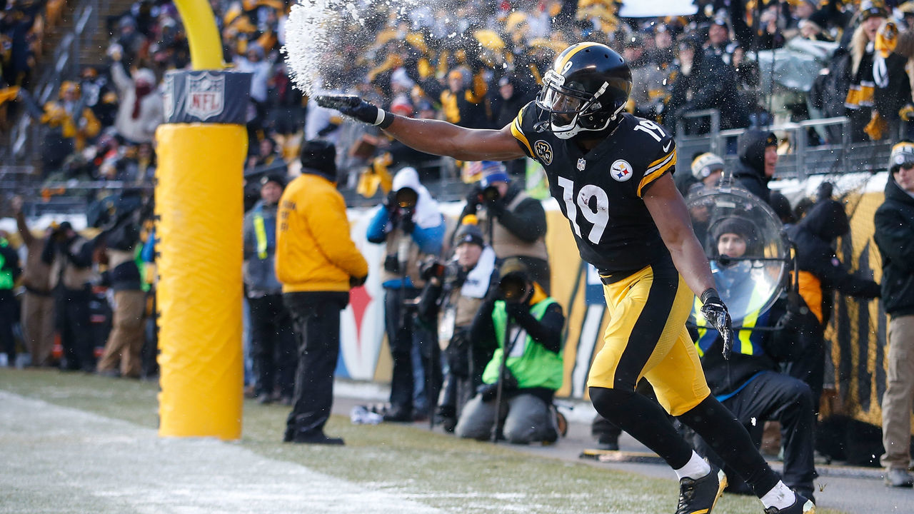 PITTSBURGH, PA - DECEMBER 31: JuJu Smith-Schuster #19 of the Pittsburgh Steelers throws a snowball after a 20 yard touchdown reception in the second quarter during the game against the Cleveland Browns at Heinz Field on December 31, 2017 in Pittsburgh, Pennsylvania.