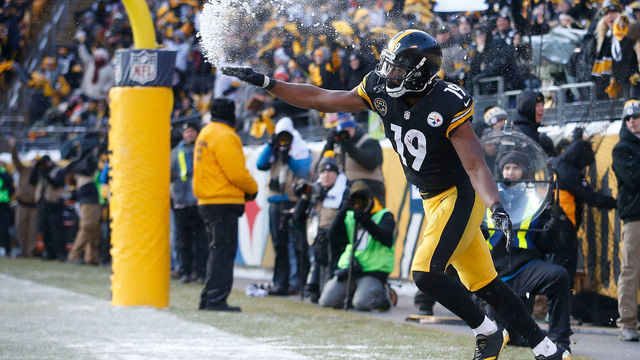 PITTSBURGH, PA - DECEMBER 31: JuJu Smith-Schuster #19 of the Pittsburgh Steelers throws a snowball after a 20 yard touchdown reception in the second quarter during the game against the Cleveland Browns at Heinz Field on December 31, 2017 in Pittsburgh, Pennsylvania.